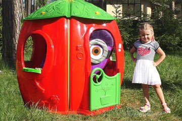 Diana-Pretend-Play-with-funny-Minions-and-Playhouse-for-kids