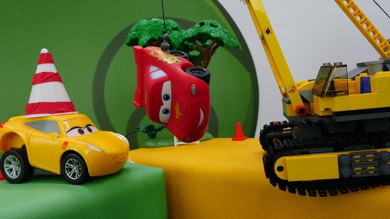 Dorozhnye-znaki-na-povorote-gonki-Makvina.-Video-pro-mashinki