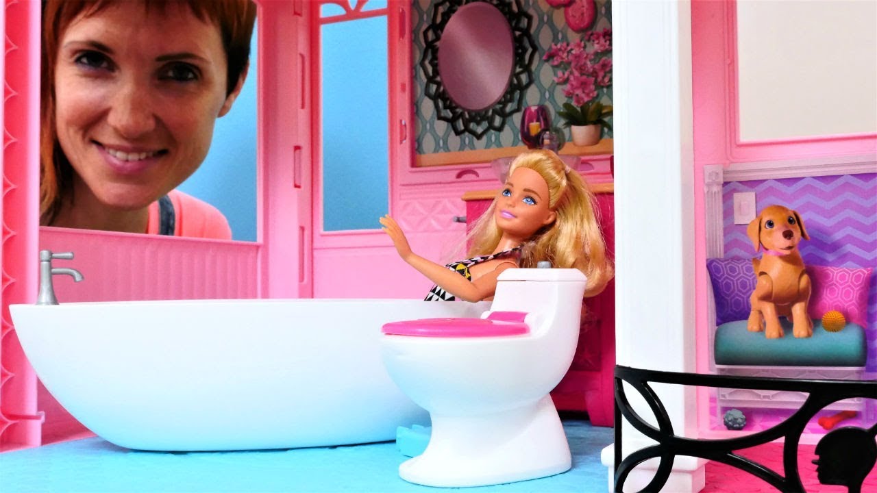Kukla-Barbi-i-vannaya-komnata-Video-dlya-devochek-s-Mashej