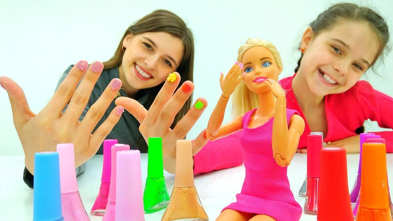 Modnyj-manikyur-dlya-Barbi-Video-s-kuklami-Igry-v-odevalki