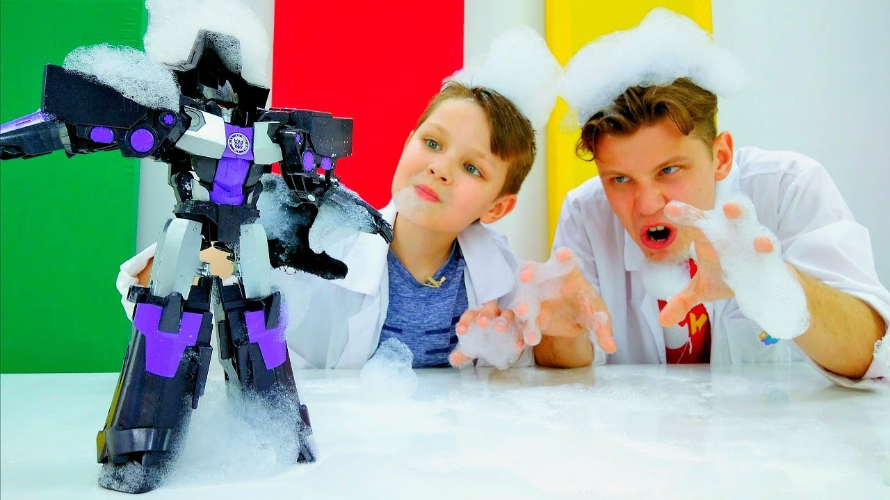 Pennaya-vecherinka-s-Transformerami-Lovushka-dlya-Megatrona-Igry-dlya-detej