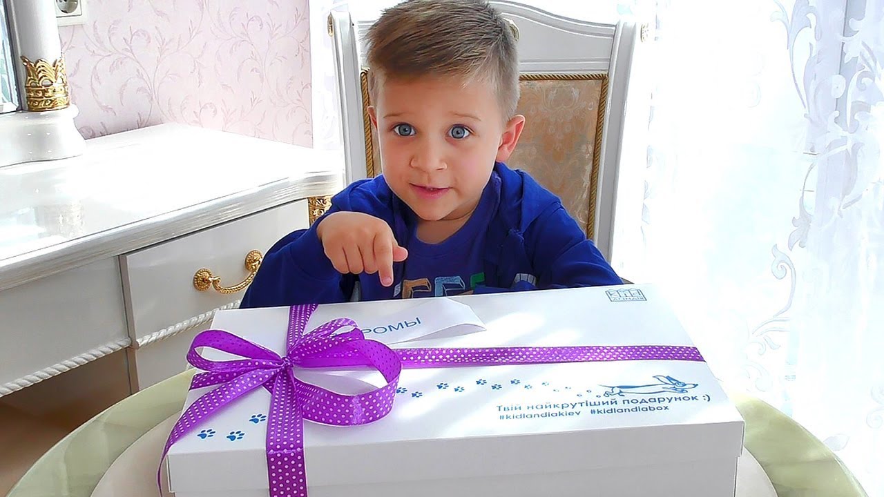 Podarok-Boks-ot-Kidlandiya-dlya-Romy-Kidlandia-Detskij-park-professij-v-Kieve