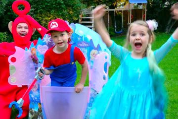 Pretend-play-Princess-in-Frozen-Dress-with-Mario-build-a-house-Castle-for-children