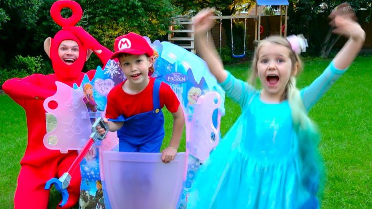 Pretend-play-Princess-in-Frozen-Dress-with-Mario-build-a-house-Castle-for-children