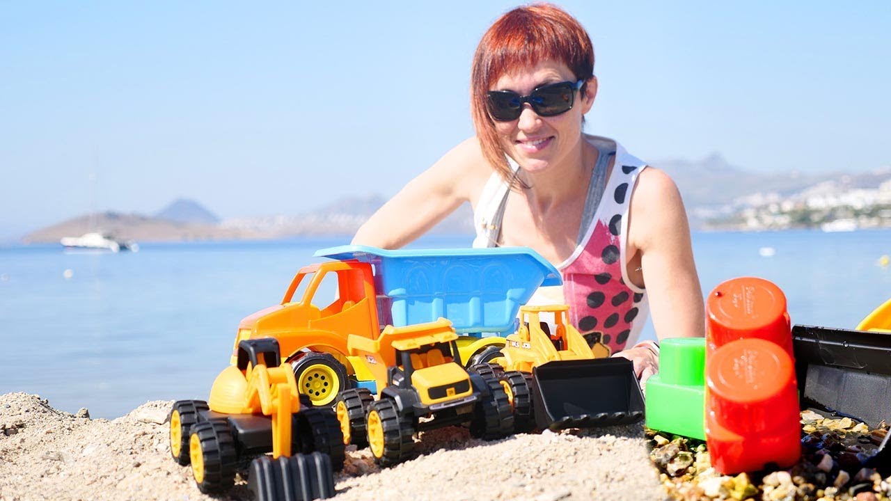 Raspakovka-mashinok-na-plyazhe-s-Mashej-Kapuki.-Video-dlya-malyshej