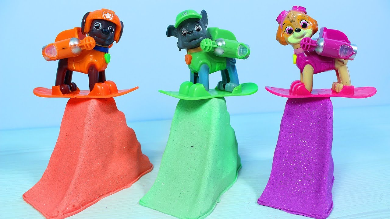 SHHenyachij-Patrul-Gorki-syurprizy-iz-kineticheskogo-peska-Uchim-tsveta-po-anglijski-Igrushki-Masha-i-Medved