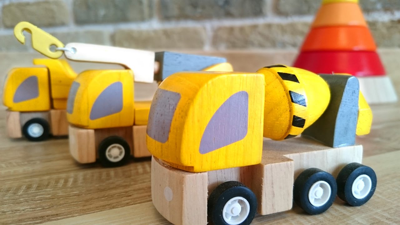 Video-iz-igrushek.-Mashinki-i-piramidka.-Uchim-tsveta