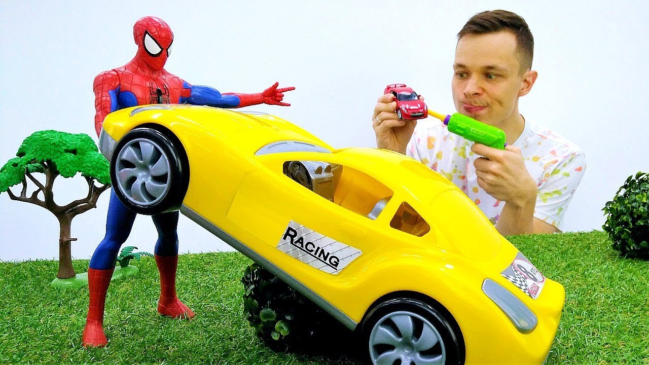 Vybiraem-mashinu-dlya-CHeloveka-Pauka-Supergeroi-v-video-s-igrushkami