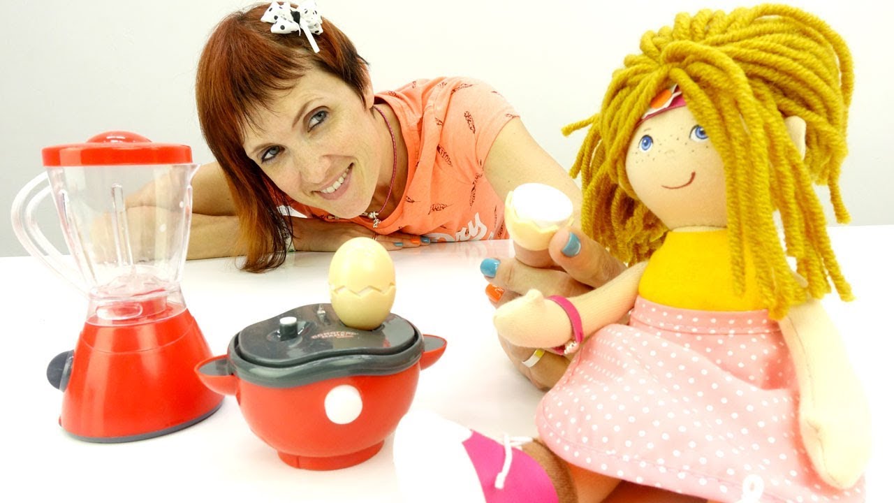 Byanka-gotovit-zavtrak-Video-dlya-devochek-s-Mashej-kapuki