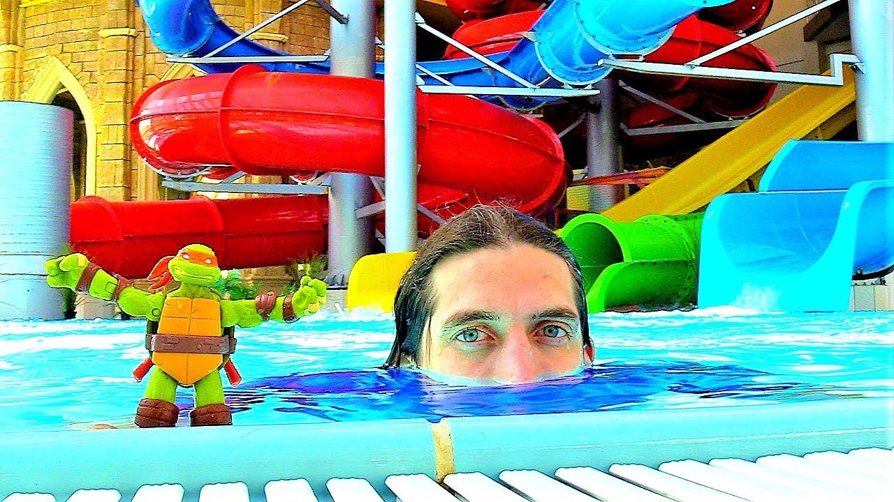 CHerepashki-Nindzya-na-vodnyh-gorkah-v-akvaparke-Video-s-igrushkami