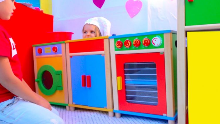 DIY-Detskij-DoM-RESTORAN-s-igrovoj-kuhnej-ili-Pretend-Play-in-DIY-Playhouse-for-children