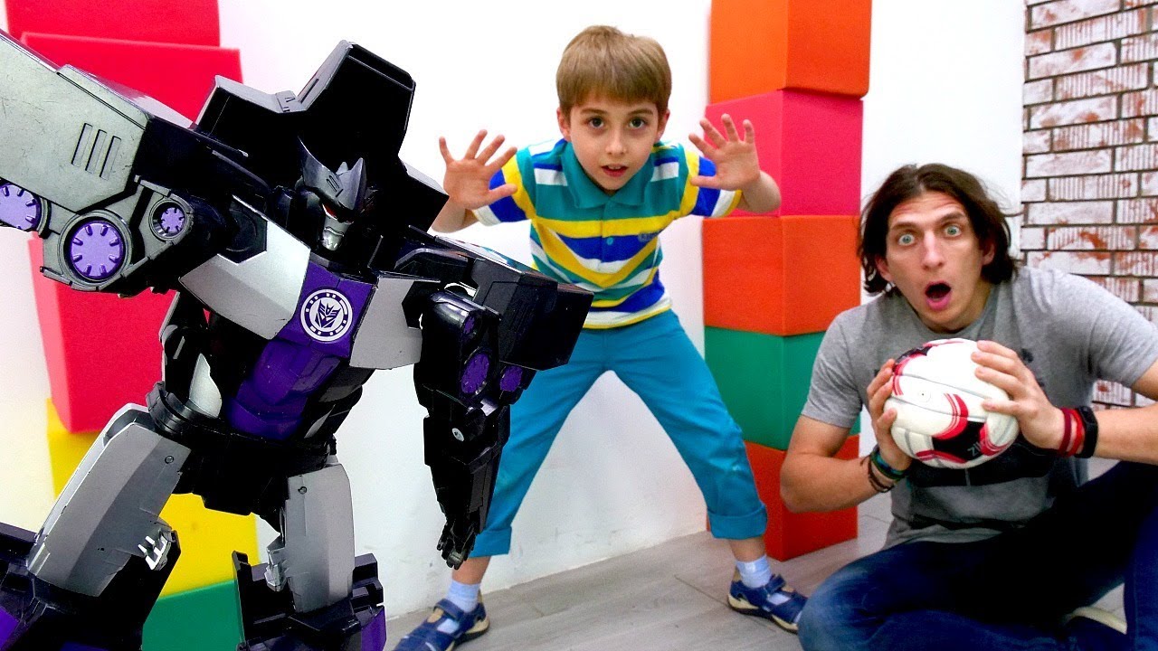 Igraem-v-futbol-s-Transformerami-Video-s-igrushkami-dlya-malchikov