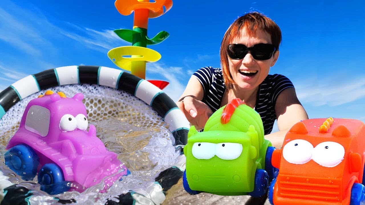 Igry-v-mashinki-na-plyazhe-s-Mashej-Kapuki.-Multiki-dlya-malyshej