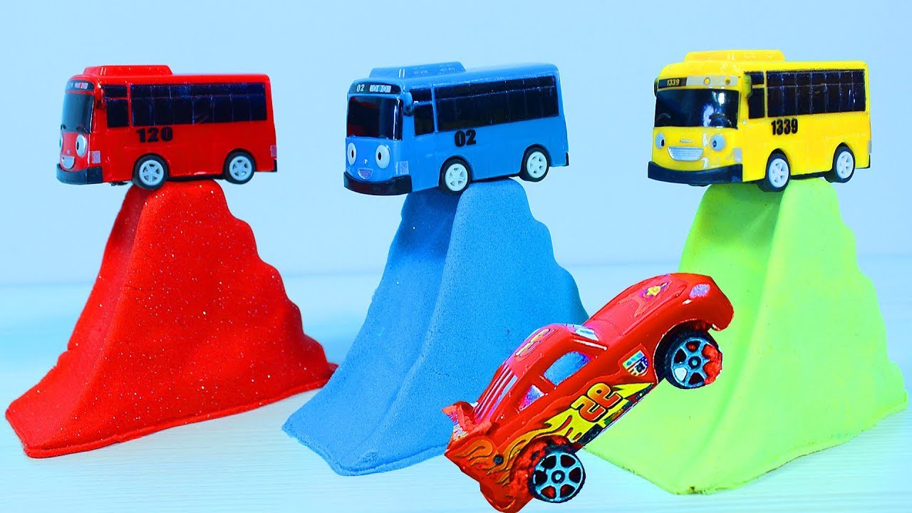 Molniya-Makvin-i-atrobusy-Tajo-Gorki-syurprizy-iz-kineticheskogo-peska.-Uchim-tsveta-po-anglijski
