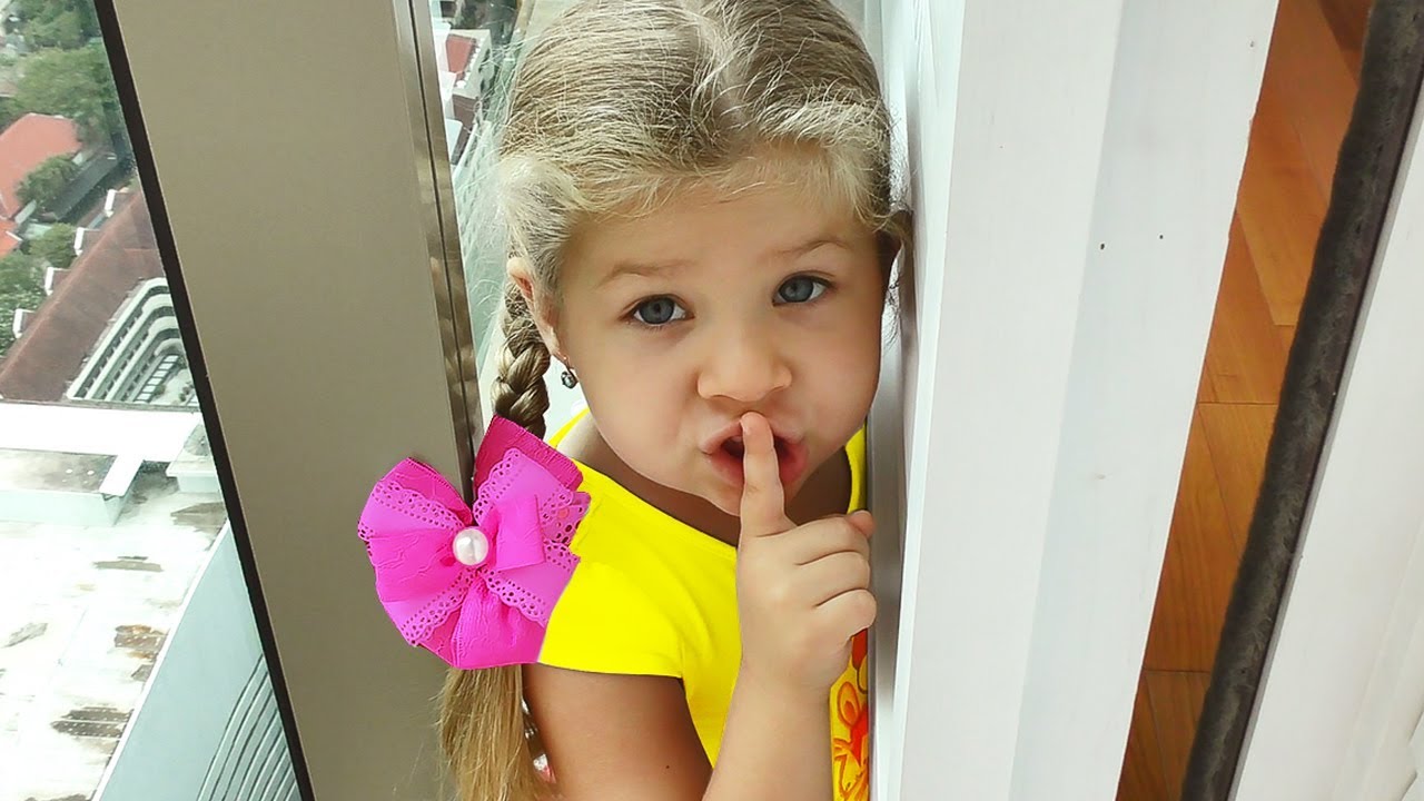 Roma-and-Diana-plays-Hide-and-Seek-in-the-Hotel