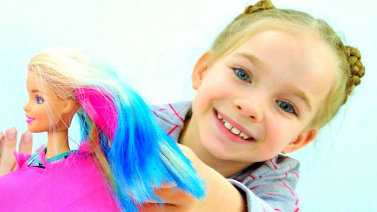 Video-dlya-detej.-Barbi-Moana-i-Elza-v-salone-krasoty