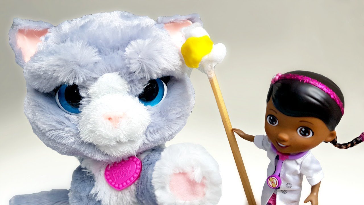 Video-dlya-devochek.-Kukla-Plyusheva-i-koshka-gotovyatsya-k-vystavke