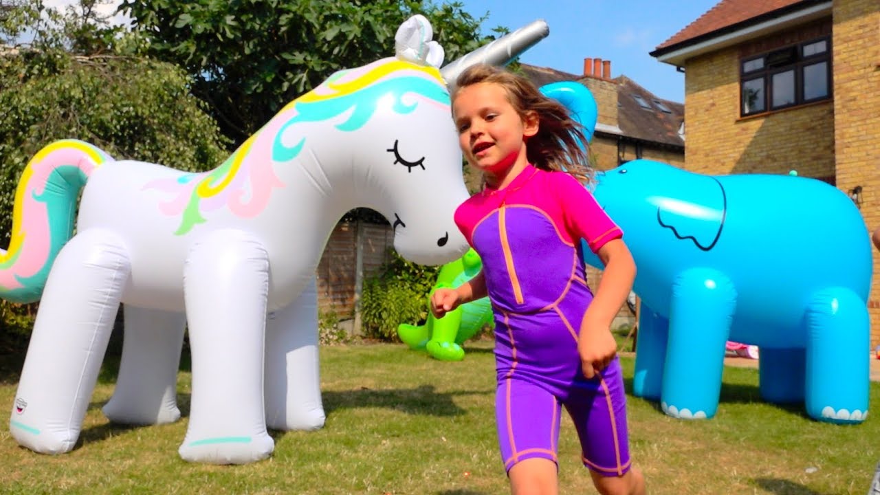 Gigantskie-Naduvnye-zhivotnye-i-vodnye-igry-na-babute-i-Giant-water-Wubble-Bubble-Ball-on-trampoline