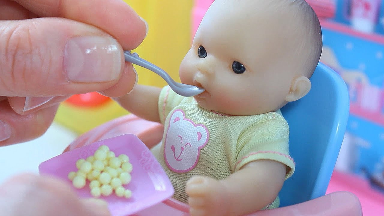 Kormim-malysha-kashej.-Igrushki-Lednikovyj-period.-Masha-i-medved