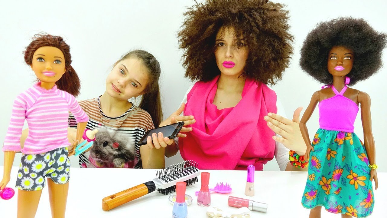 Pereodevaemsya-v-kukol-Raspakovka-Barbi-Salon-krasoty-dlya-devochek