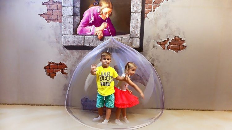 Roma-and-Diana-Pretend-Play-at-3D-Art-Museum-Video-for-children