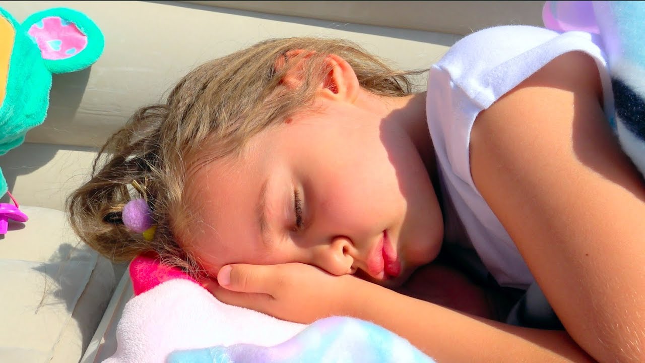 Sonnaya-Katya-gulyaet-i-igraet-s-kuklami-Cry-Baby-Dolls-Pretend-Play-with-toy-prams-and-Funny-dolls