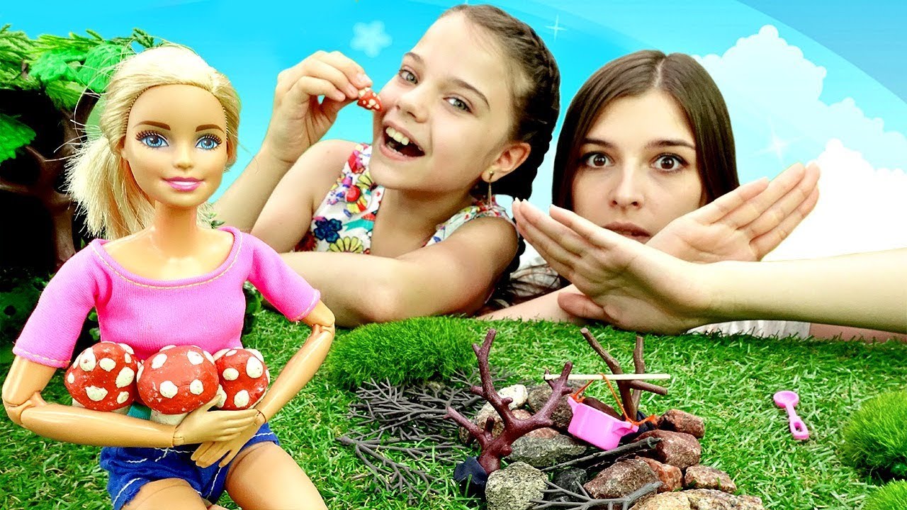 Barbi-gotovit-gribnoj-sup-v-lesu.-Video-dlya-devochek