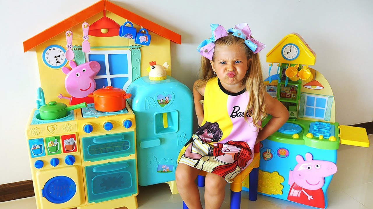 Diana-and-Roma-playing-in-cafe