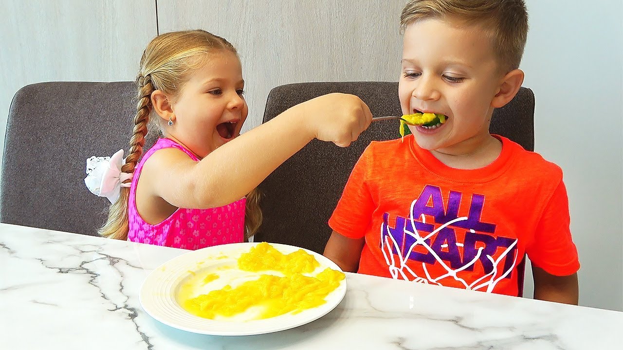 Diana-kak-NYANYA-dlya-Romy-Video-dlya-Detej-Diana-pretend-play-being-a-Nanny-for-Roma