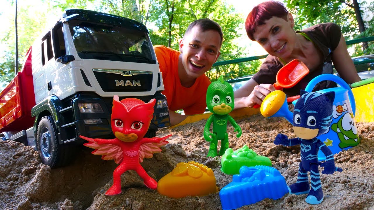 Geroi-v-maskah-v-Kafe-na-Dereve-Pechene-iz-peska-Dlya-detej