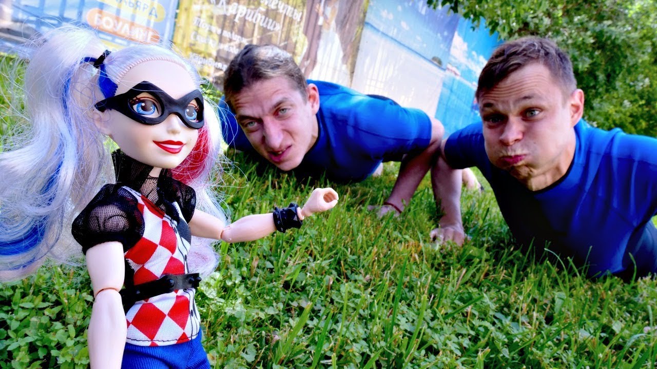 Harli-Kvinn-i-Akvatim.-Smeshnye-video-dlya-detej-v-akvaparke