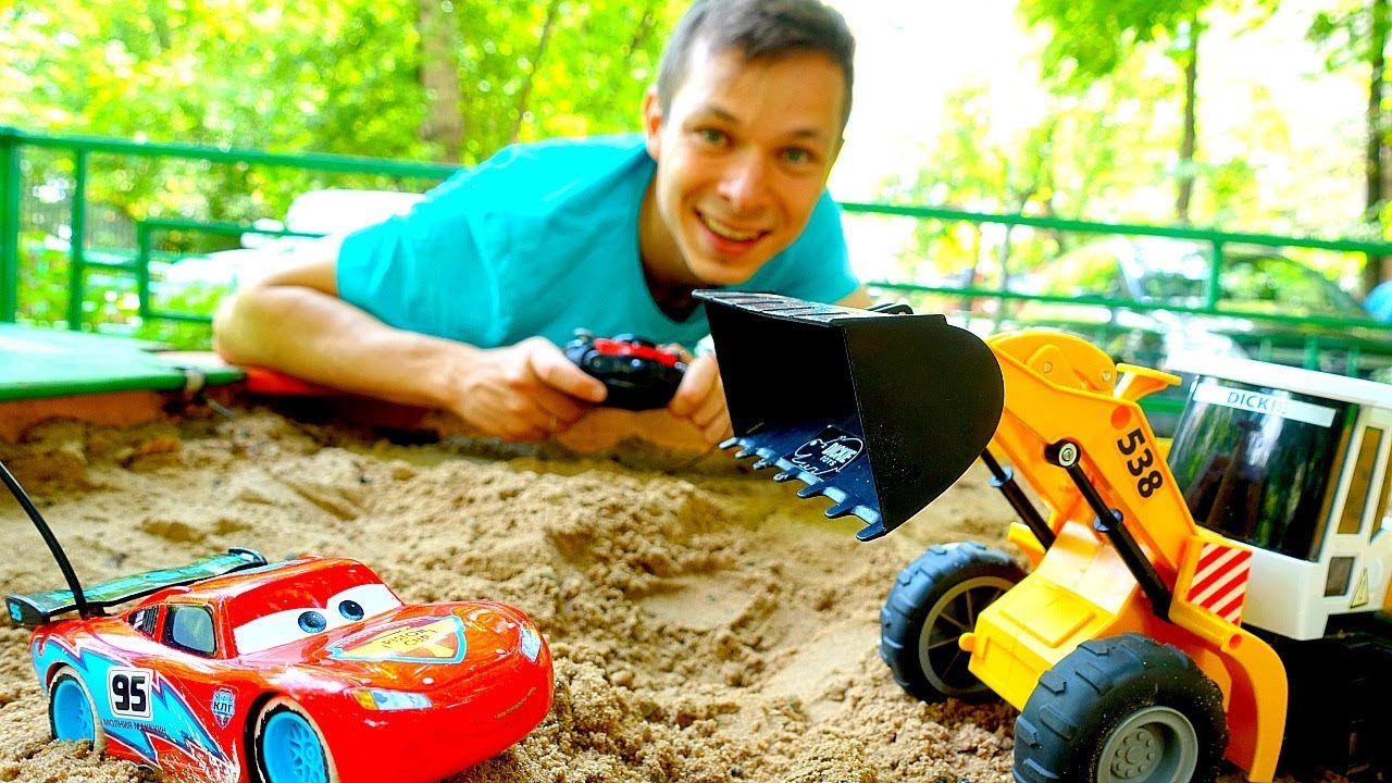 Igry-gonki.-Tachka-Molniya-Makvin-i-mashinka-Fyodora