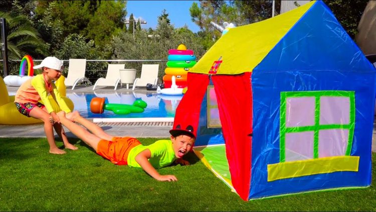 Katya-i-Maks-NE-PODELILI-EDU-Kto-Vo-VSEM-VINOVAT-Kids-have-fun-with-childrens-play-tent-near-pool