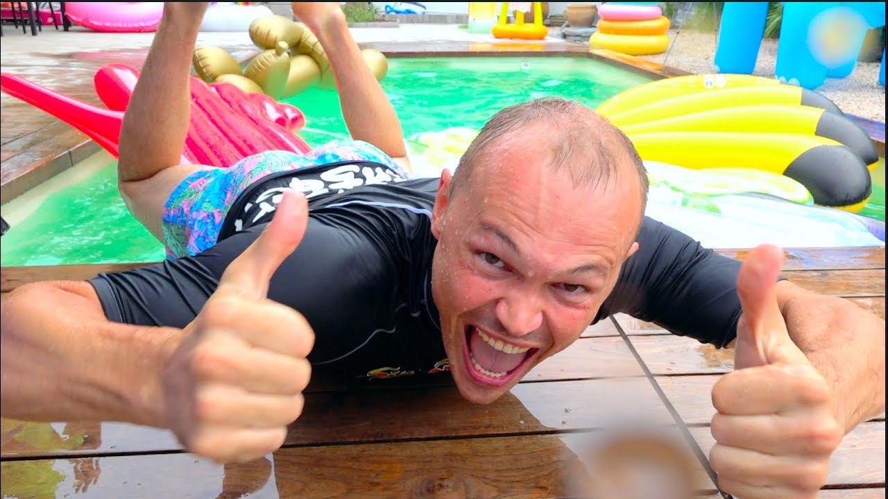 Katya-zastavila-vseh-kupatsya-v-bassejne-na-skorost-ili-family-Fun-play-time-in-the-swimming-pool