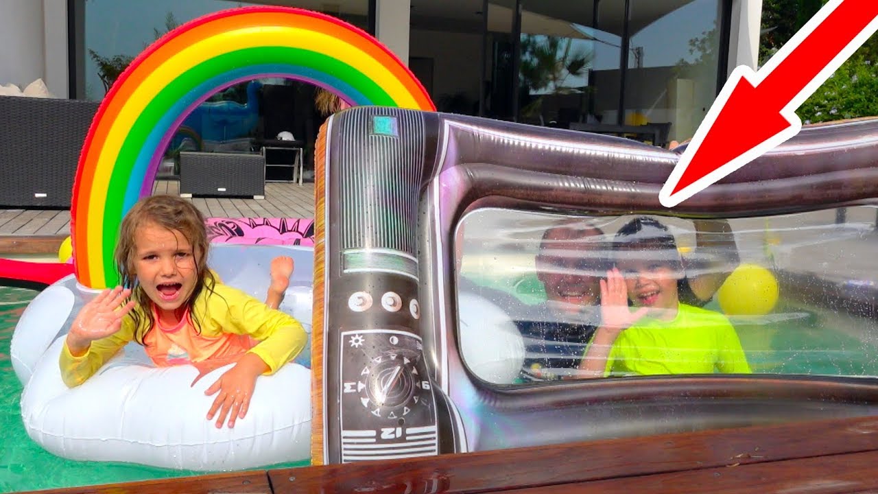 Katya-zhadnichaet-i-NE-delitsya-s-Maksom-naduvnymi-igrushkami-v-bassejne-ili-kids-have-fun-in-the-pool