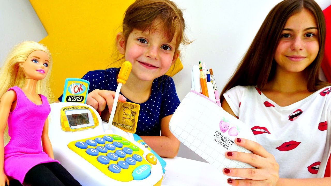 Magazin-kukly-Barbi-sobiraemsya-v-shkolu.-Video-dlya-devochek