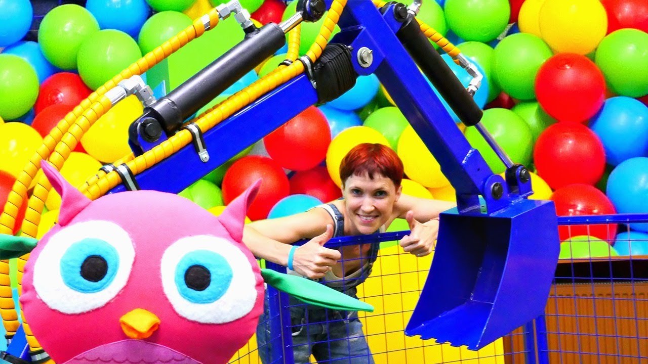 Masha-Kapuki-i-HopHop-igrayut-v-ekskavator.-Video-dlya-detej