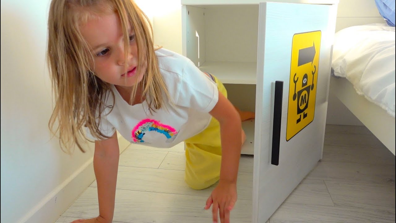 Pryatki-v-chetverom-v-dome-s-bassejnom-ili-Katy-and-MAX-Play-Hide-and-Seek-without-Magic-Cloak