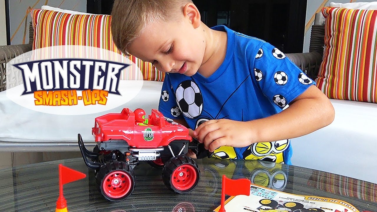 Roma-otkryvaet-Monster-Smash-Ups-razletayushhayasya-mashinka-na-ru