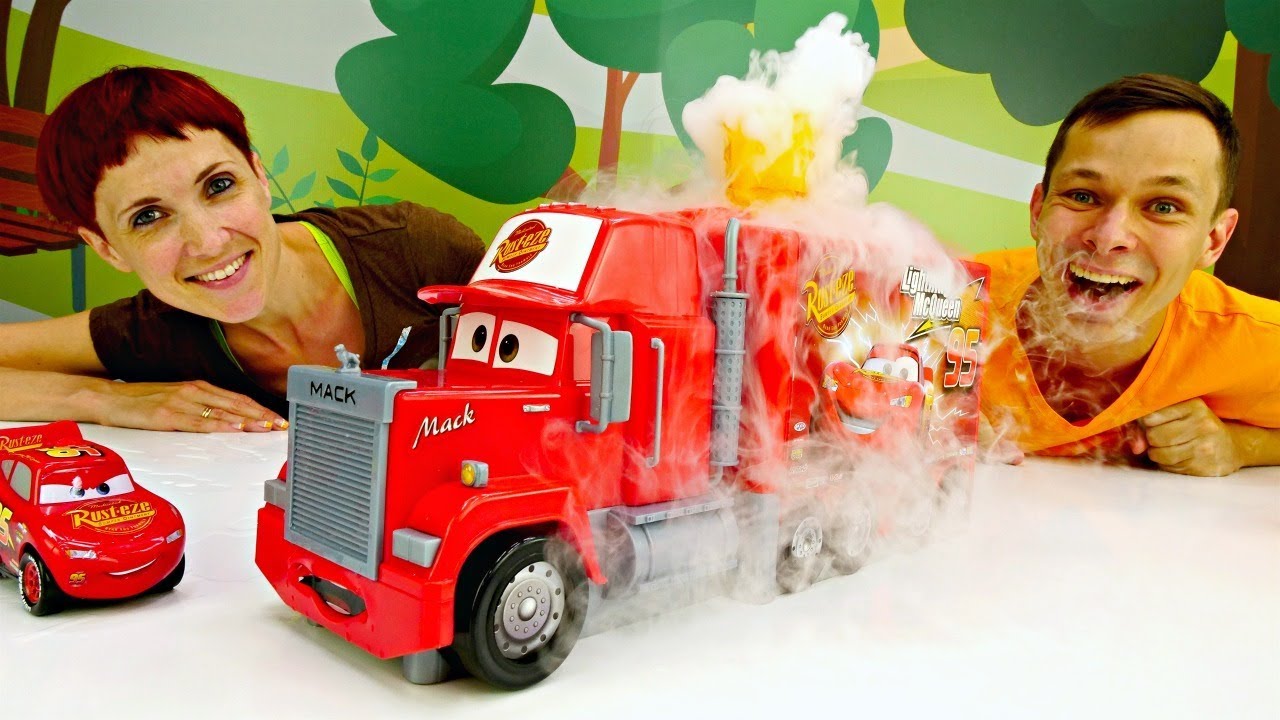 Tachki-v-Kafe-na-Dereve.-Igrushki-mashinki-i-morozhenoe-Plej-Do