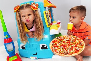 Diana-and-Roma-Pretend-Play-with-Pizza