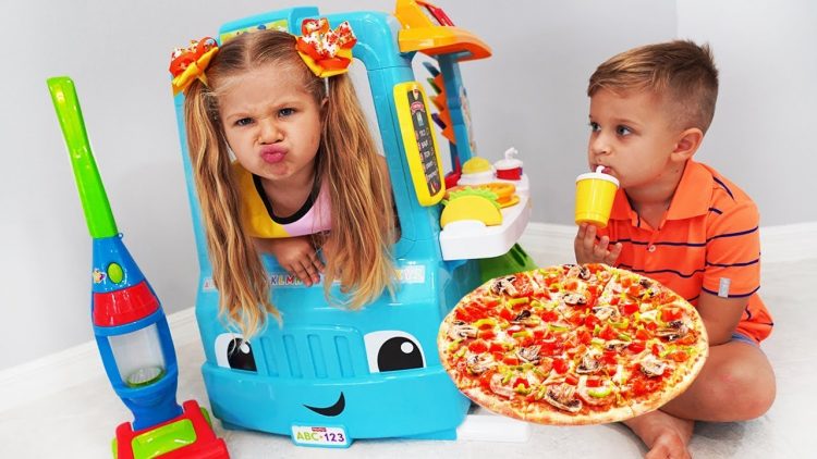 Diana-and-Roma-Pretend-Play-with-Pizza