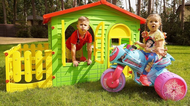 Diana-and-Roma-Pretend-Play-with-Playhouses-for-children