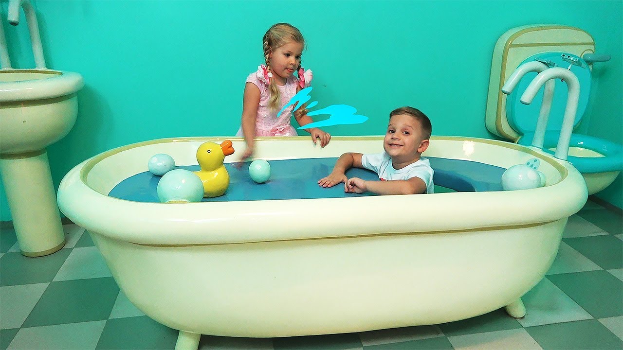 Diana-and-Roma-fun-play-at-the-theme-park-Peppa-Pig