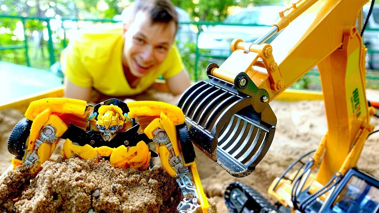 Igry-s-Transformerami.-Fyodor-i-Bamblbi-ishhut-klad-v-pesochnitse