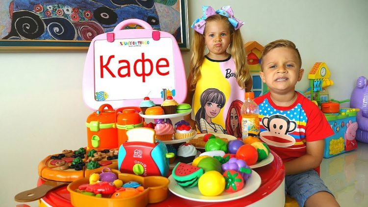 Roma-i-Diana-igrayut-v-Kafe-Kids-Pretend-Play-with-kitchen-toys