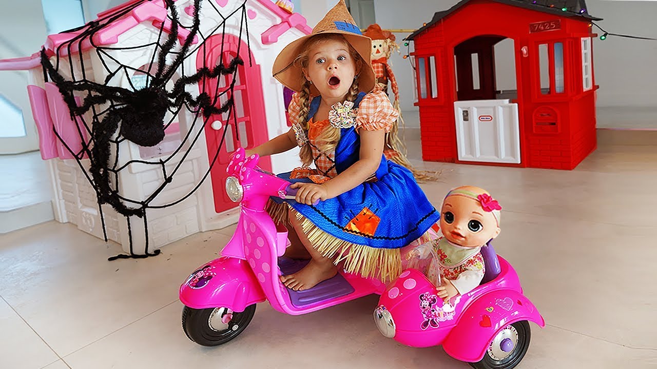 Diana-Pretend-Play-Halloween-Trick-or-Treat-Candy-Haul