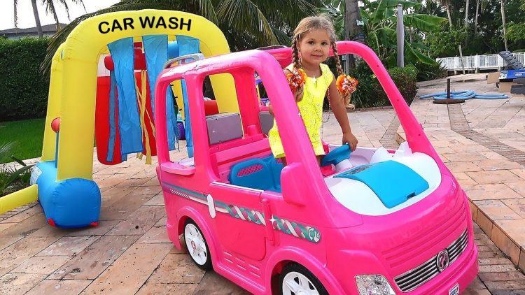 Diana-and-Papa-Pretend-Play-car-wash