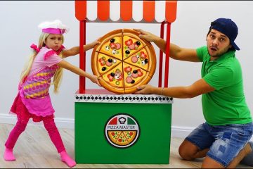 Sofiya-Barbie-igraet-s-Papoj-v-Igrovoj-domik-dlya-Detej-Pitstsa-ili-Pretend-Play-Pizza-Delivery