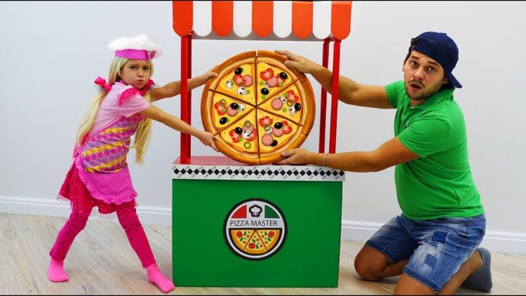 Sofiya-Barbie-igraet-s-Papoj-v-Igrovoj-domik-dlya-Detej-Pitstsa-ili-Pretend-Play-Pizza-Delivery